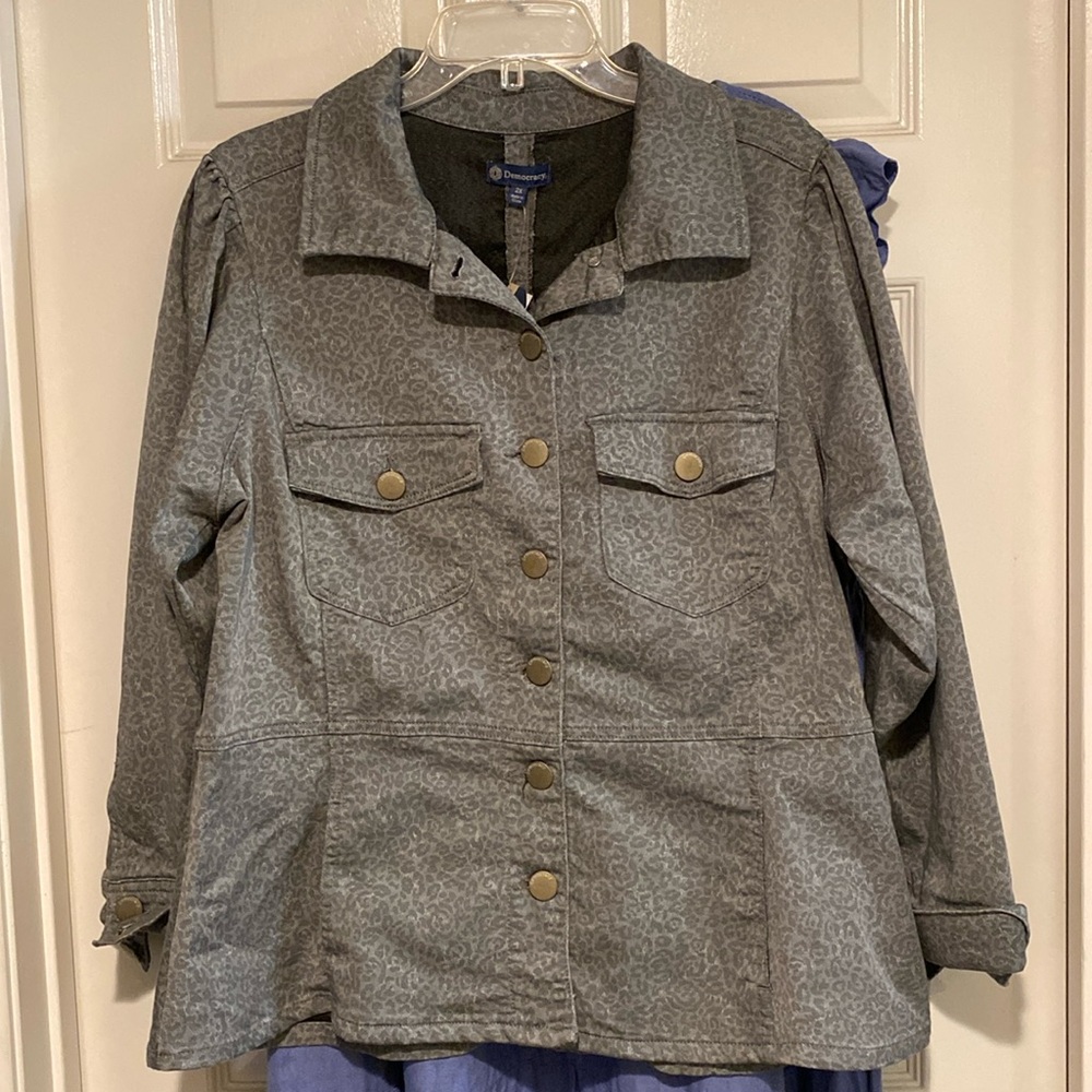 NWT Democracy Gray Animal Print Lightweight Jacket w/ peplum, Women’s Plus 2x.